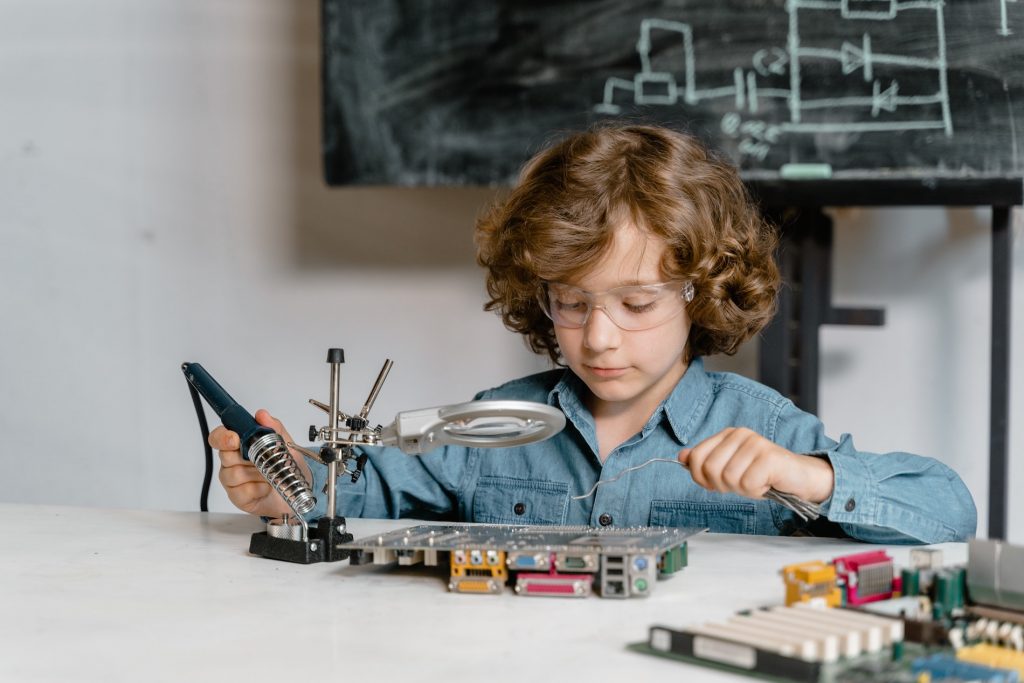 El acompañamiento escolar para niños con alto IQ no solo se trata de obtener calificaciones perfectas, sino de cultivar una pasión por el aprendizaje que perdurará a lo largo de sus vidas.