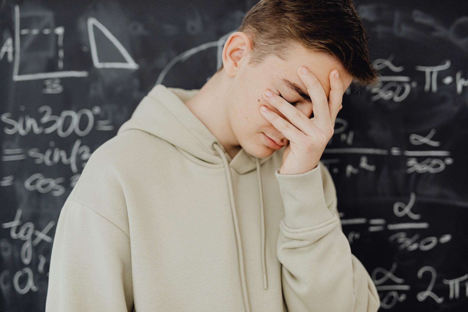 ¿Por qué los estudiantes odian o no entienden las matemáticas? 1 ¿Por qué los estudiantes odian o no entienden las matemáticas? La aversión o la dificultad para entender las matemáticas pueden tener diversas causas que varían de un estudiante a otro.
